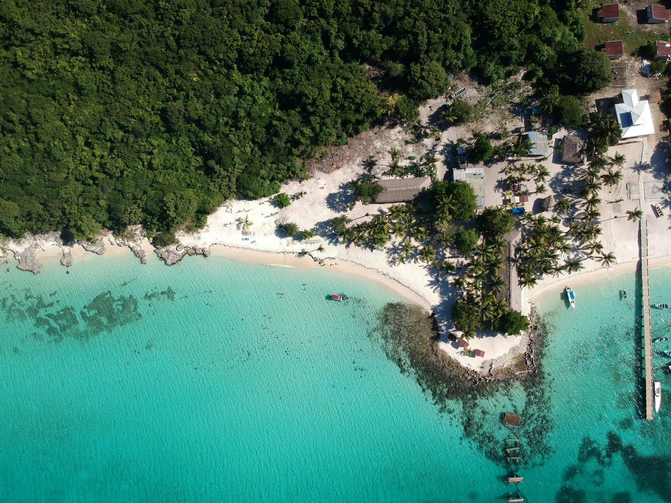 Turismo en Punta Cana con playas caribeñas y desarrollo hotelero, factor clave en el crecimiento del valor inmobiliario.
