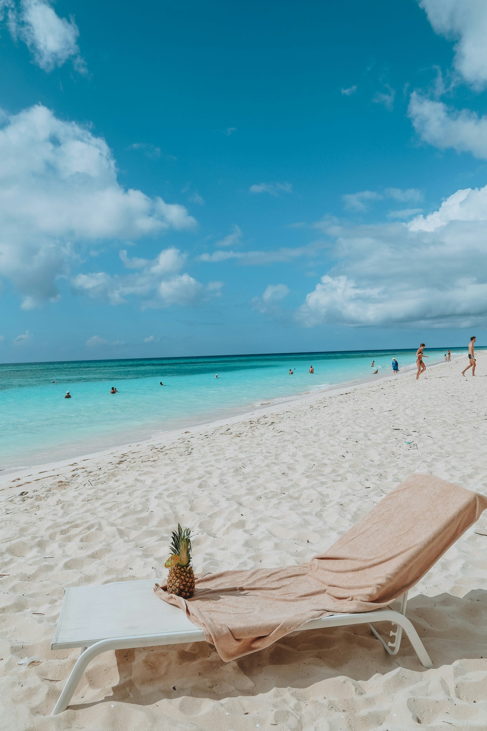Playa del Caribe con entorno tranquilo y estilo de vida relajado, uno de los factores más valorados por compradores europeos y norteamericanos al invertir desde el exterior.