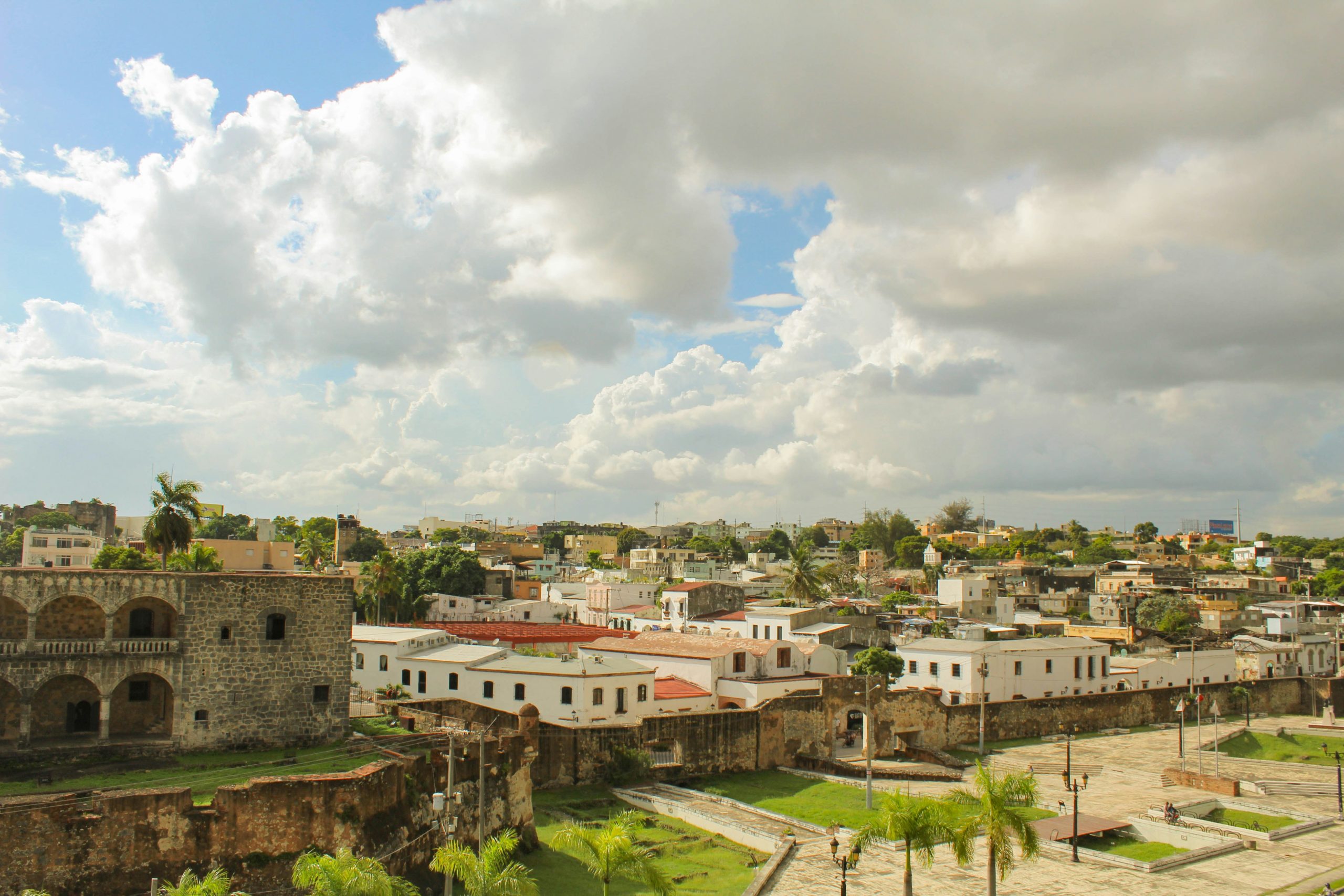 Vista del centro histórico de Santo Domingo, República Dominicana, con arquitectura colonial y espacios urbanos patrimoniales.