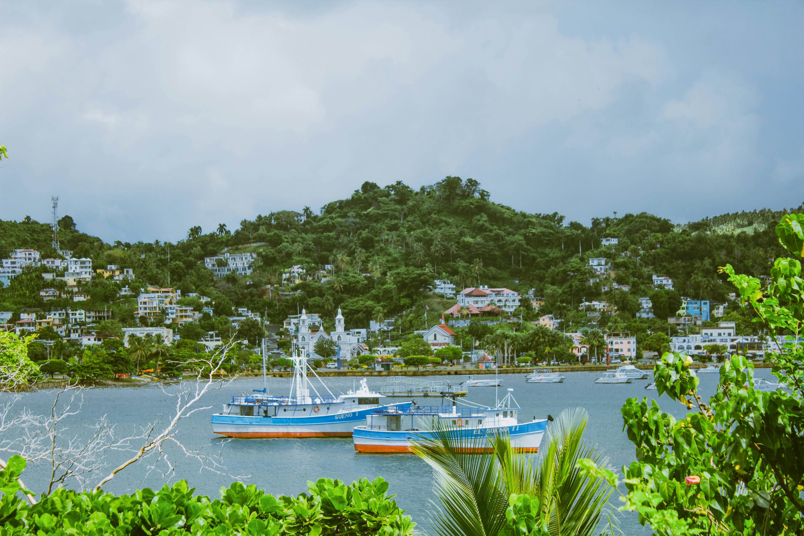 Pueblo costero del Caribe con embarcaciones y viviendas frente al mar, entorno atractivo para inversión inmobiliaria y turismo residencial.