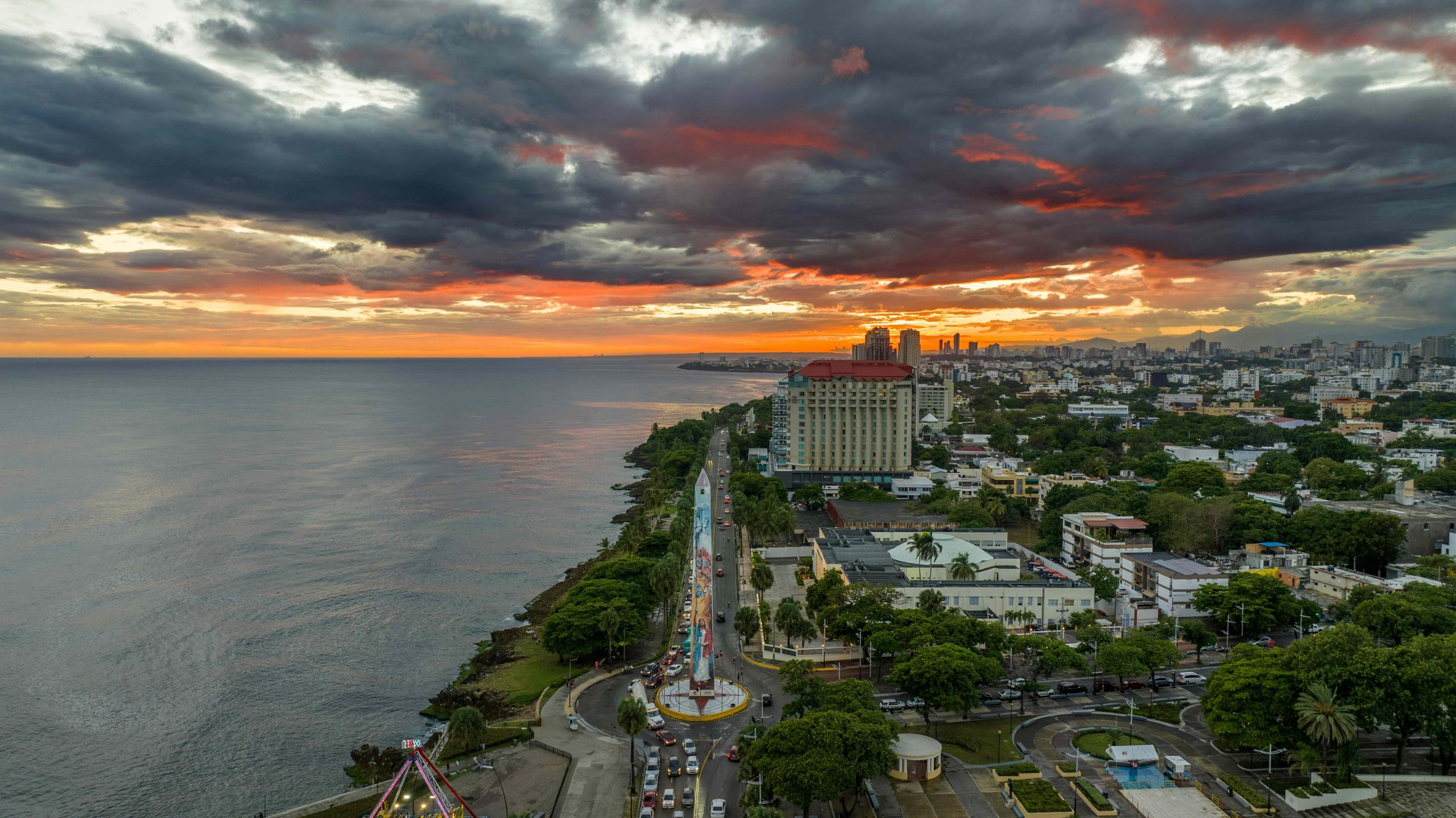 Vista aérea del malecón y skyline de Santo Domingo, capital financiera de República Dominicana y eje estratégico del hub económico del Caribe en 2026.