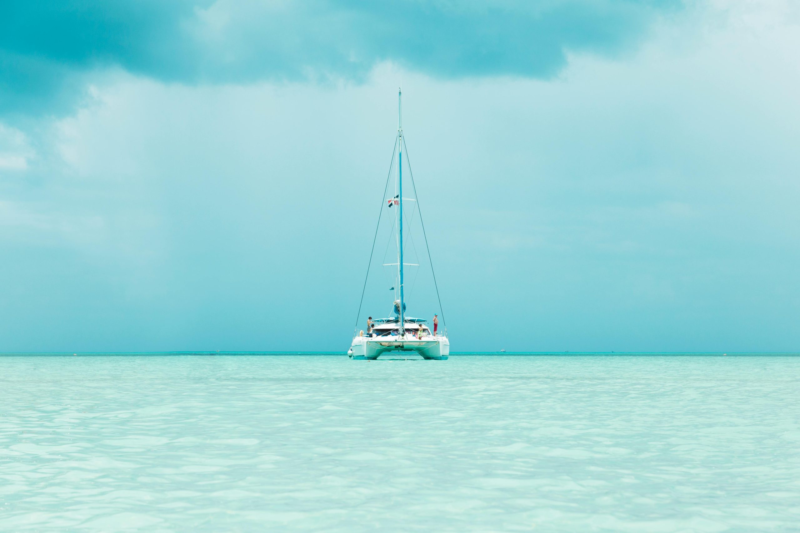 Velero navegando en aguas turquesa de Cap Cana, reflejo del estilo de vida náutico y del atractivo turístico e inmobiliario del destino.