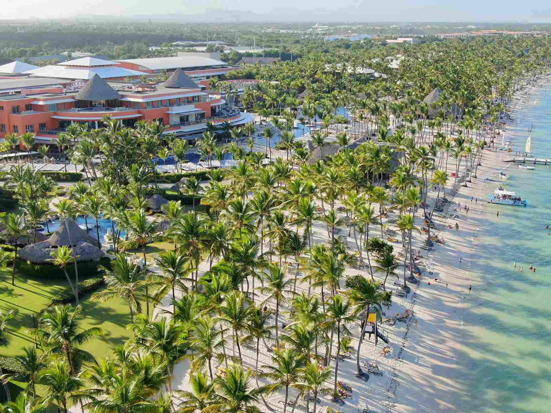 Vista aérea de zona turística en Punta Cana que refleja el crecimiento del turismo en República Dominicana 2026.