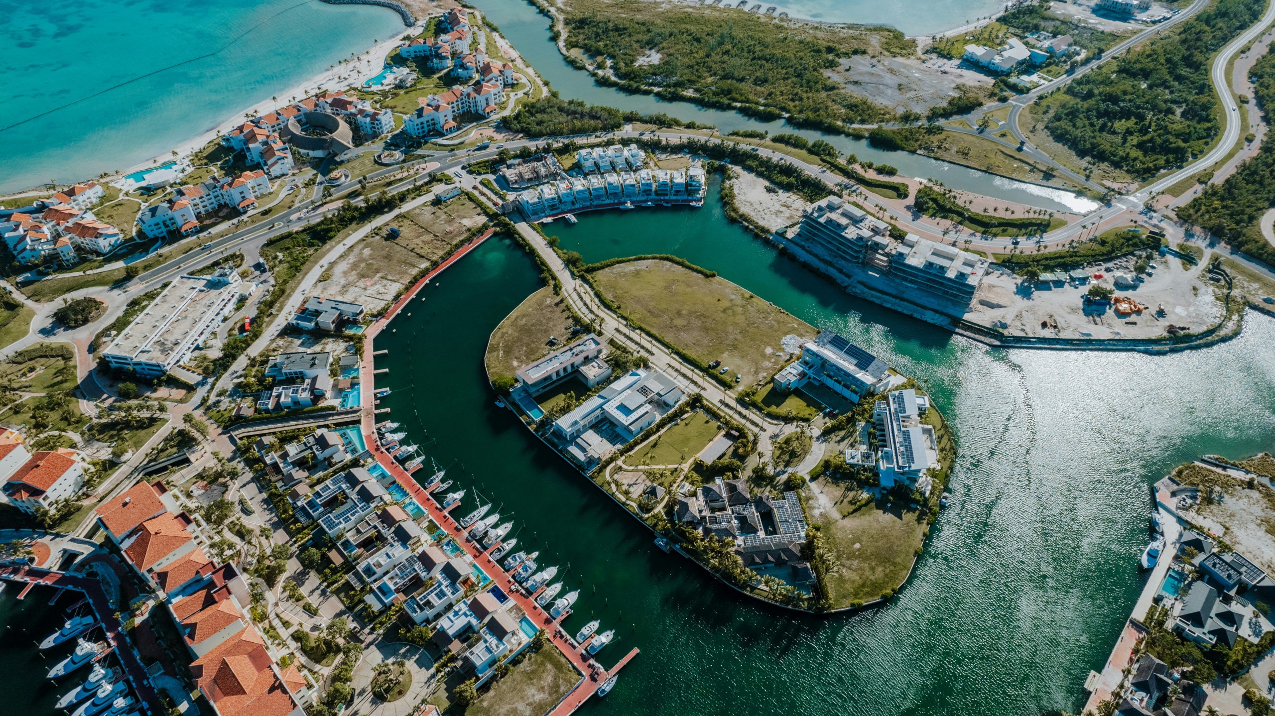 Vista aérea de marina residencial de lujo en destino caribeño.