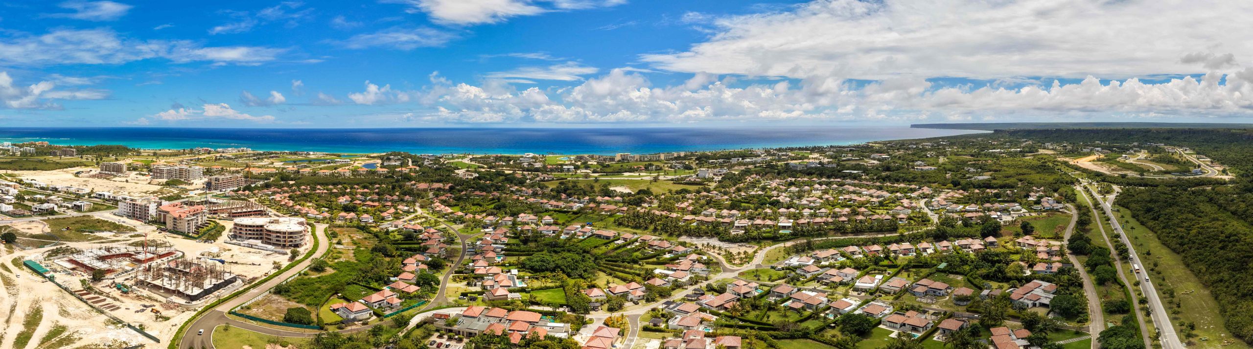 Vista aérea de Cap Cana como ciudad-destino planificada para inversión inmobiliaria de largo plazo.