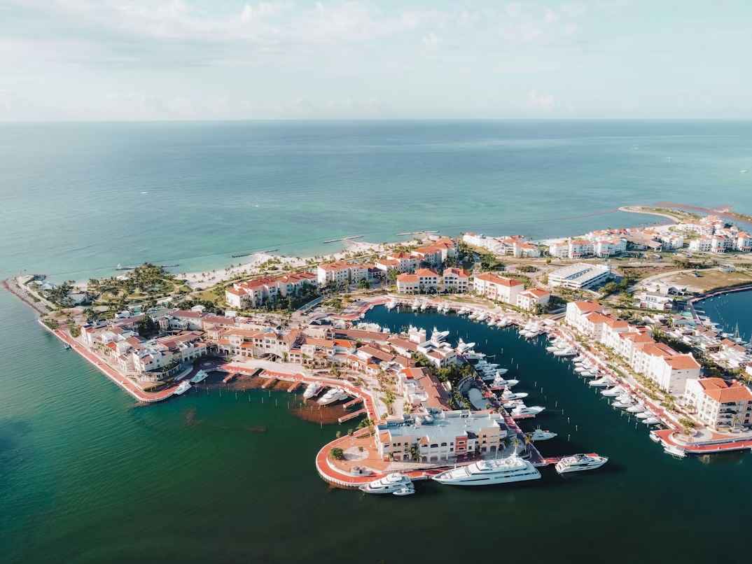 Marina Cap Cana como eje de una ciudad-destino orientada a inversión, turismo náutico y valor inmobiliario.