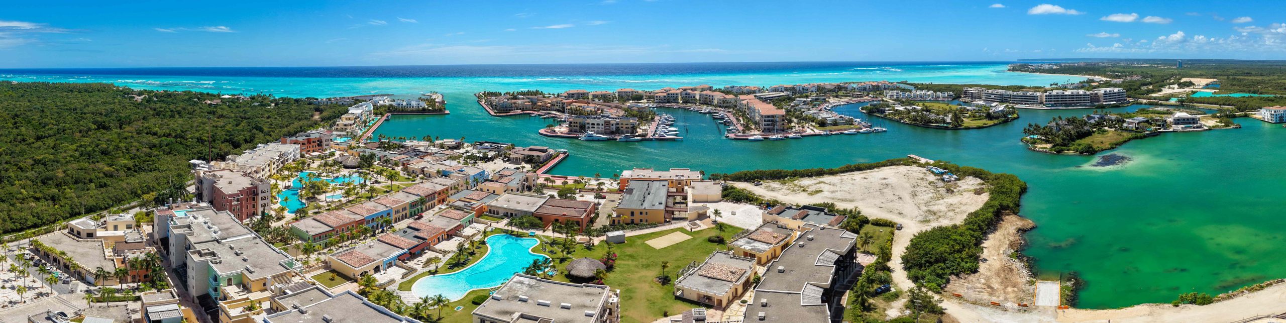 Vista aérea de Marina Cap Cana y su entorno como parte de una ciudad-destino con infraestructura y valor inmobiliario.