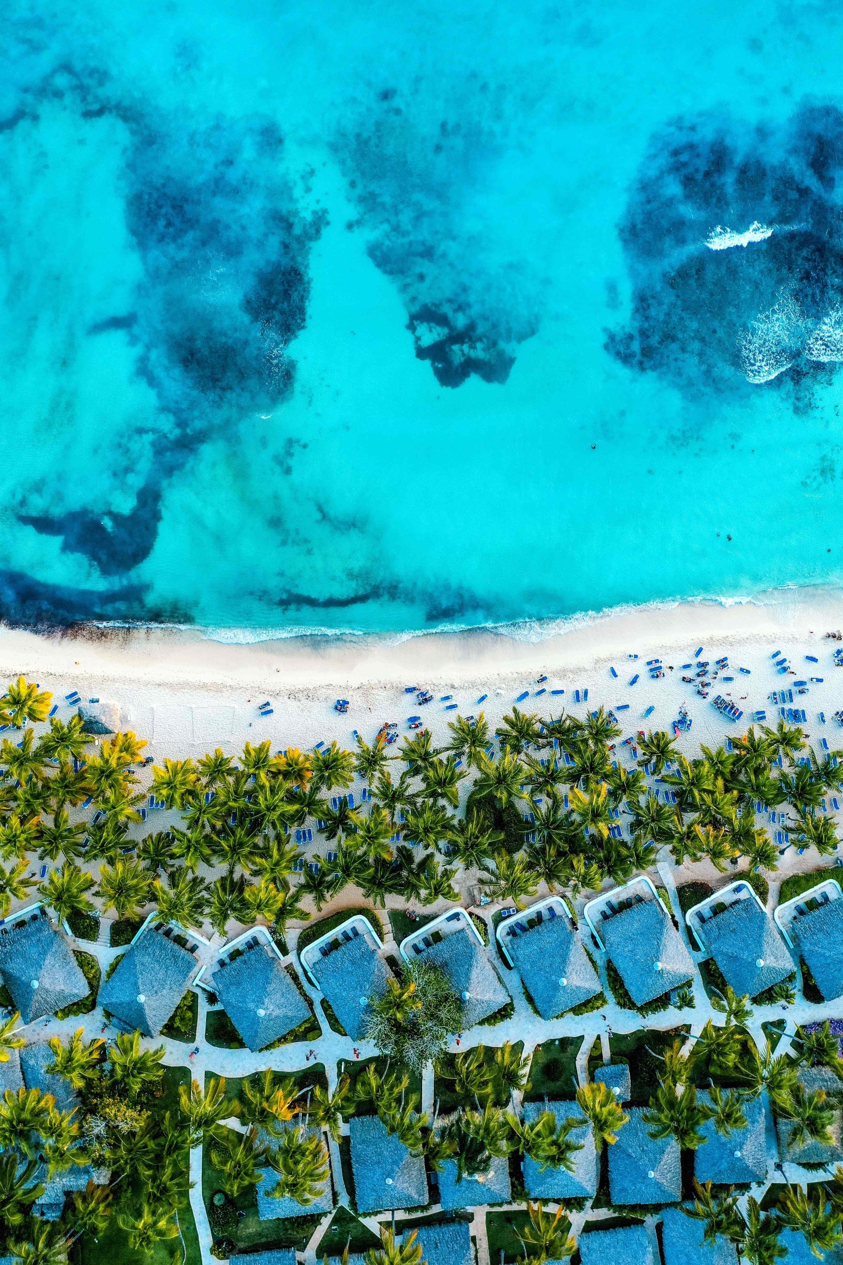Vista aérea de la costa dominicana como contexto para la inversión inmobiliaria en República Dominicana.