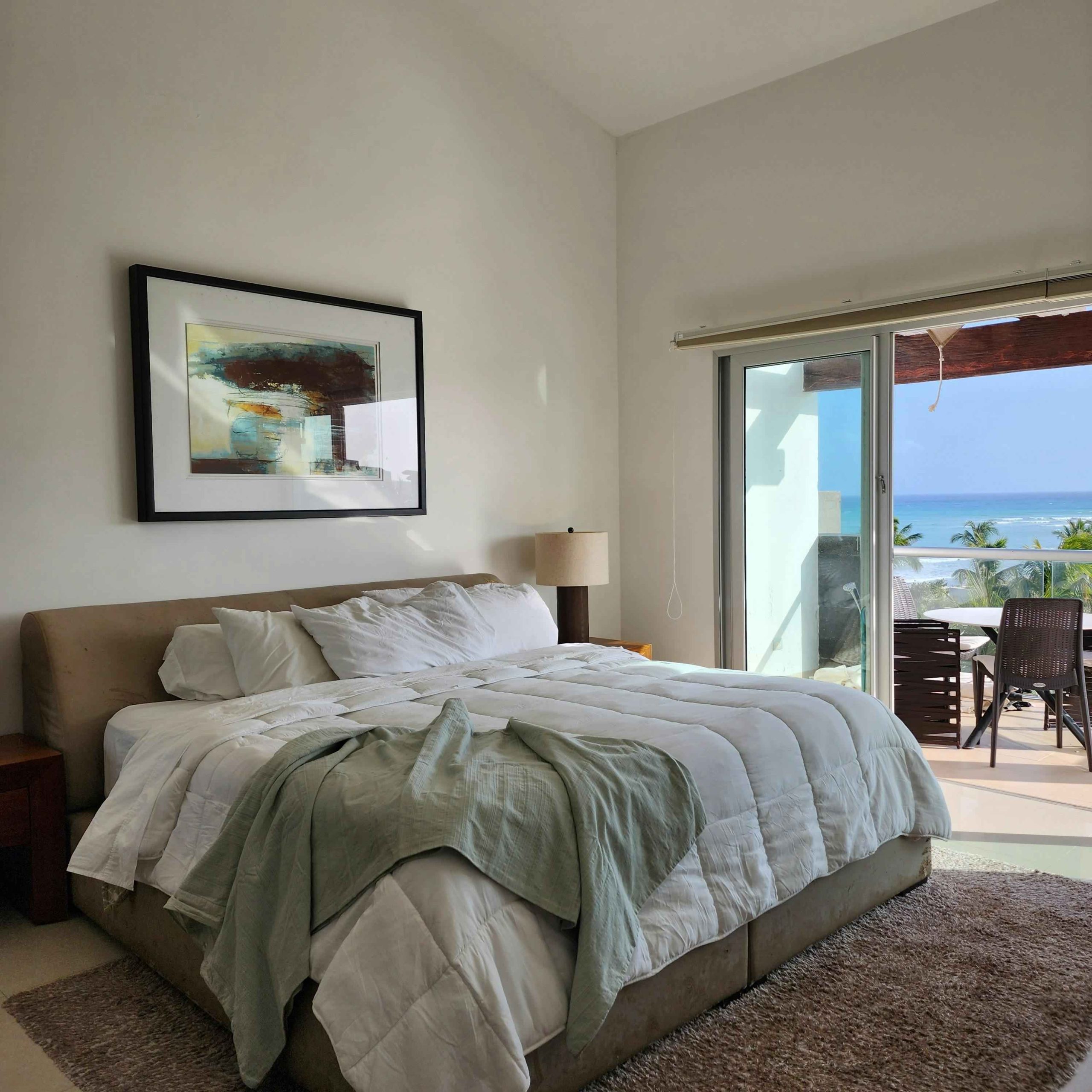 Habitación con vista al mar, representando una inversión inmobiliaria en el Caribe.