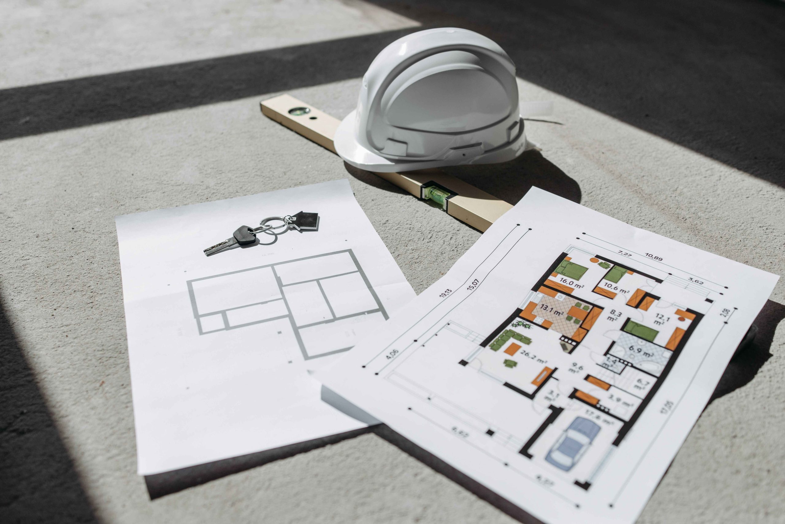 Planos arquitectónicos y cascos de construcción como parte del proceso de permisología inmobiliaria en República Dominicana.