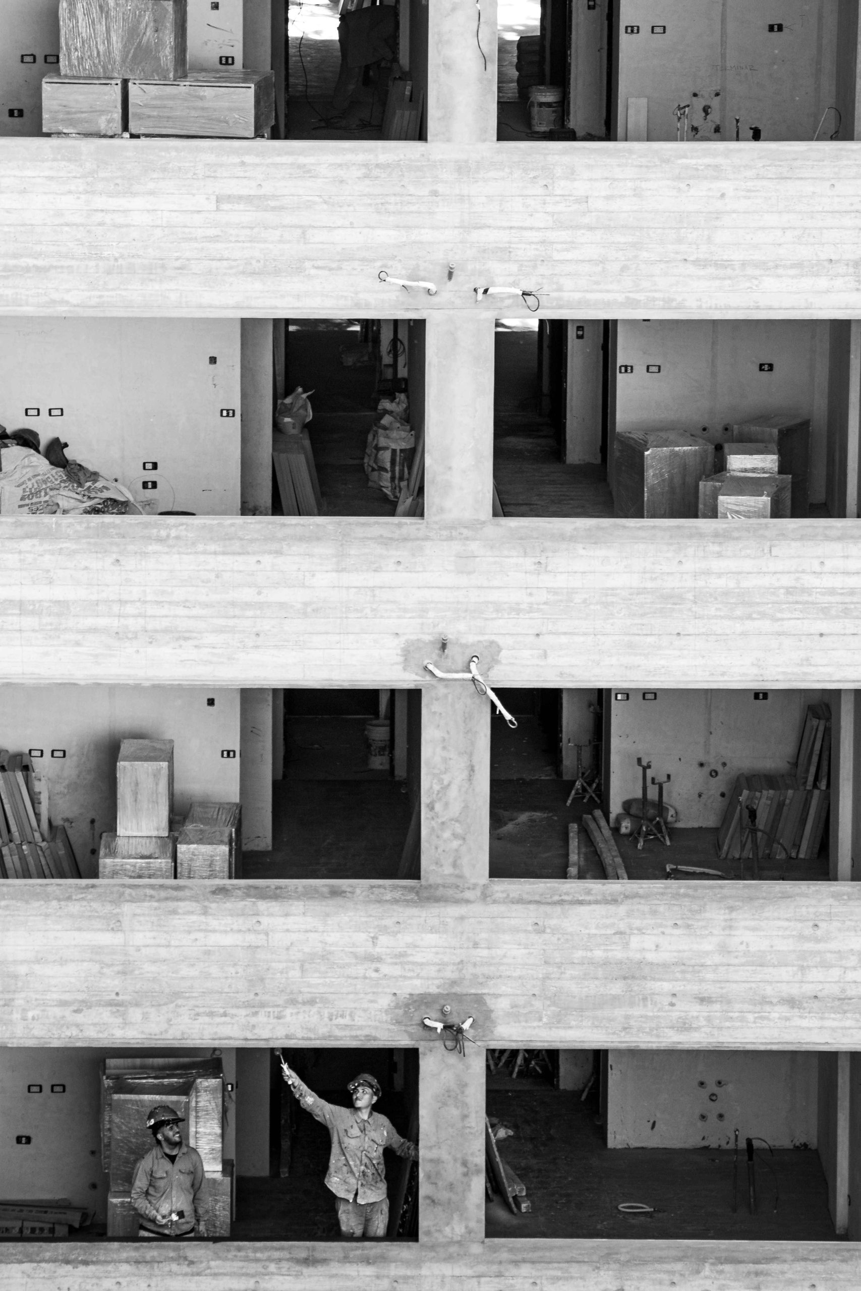 Profesionales revisando planos de un proyecto inmobiliario en proceso de evaluación técnica.