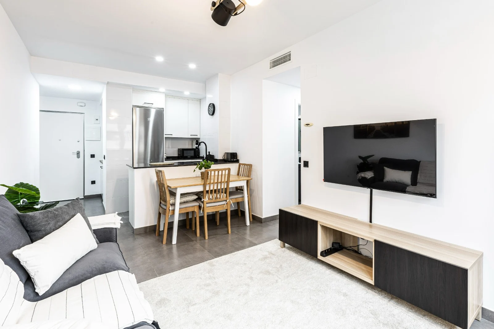 Fotografía 6 · Elegant Renovated & Furnished Apartment For Rent Near Santiago Bernabéu